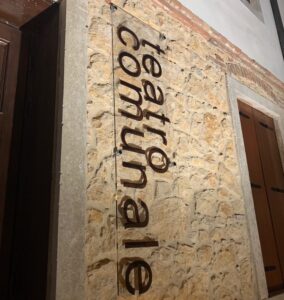 Anteprima insegna teatro comunale in plexiglass