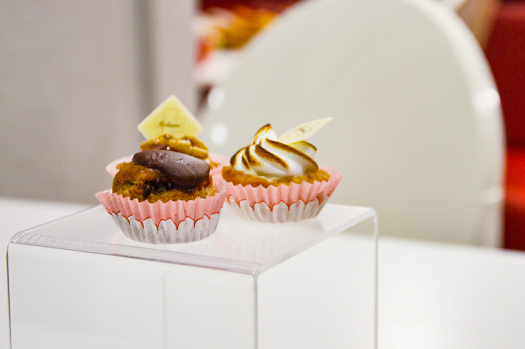 alzatina in plexiglass per dolci