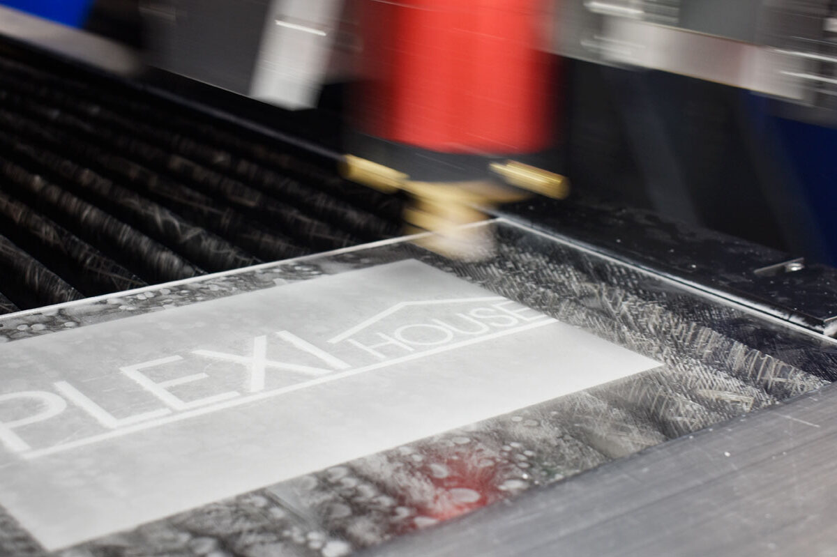 incisione su plexiglass