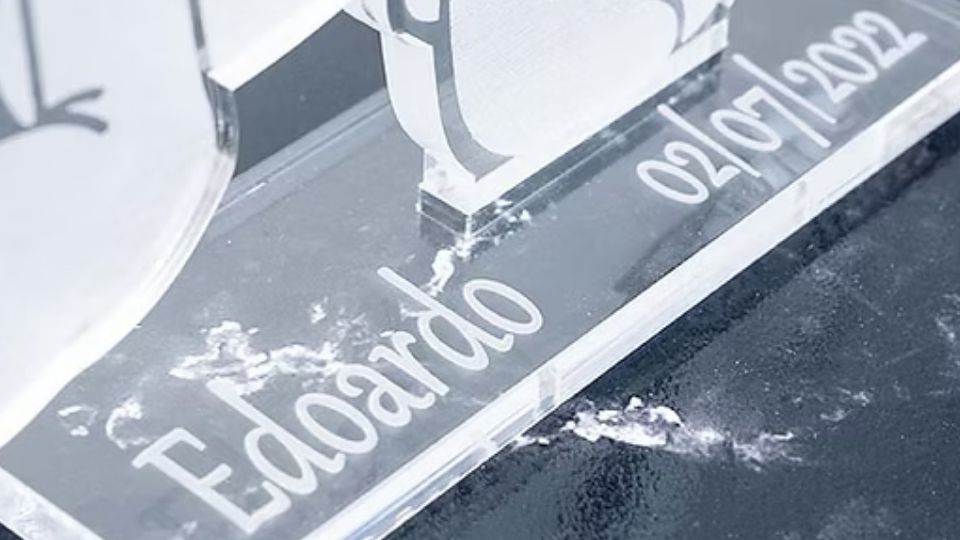 incisione su plexiglass