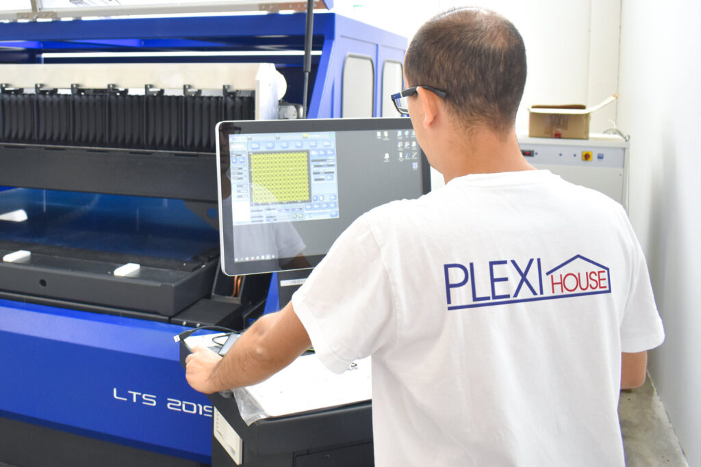 lavorazione plexiglass su misura