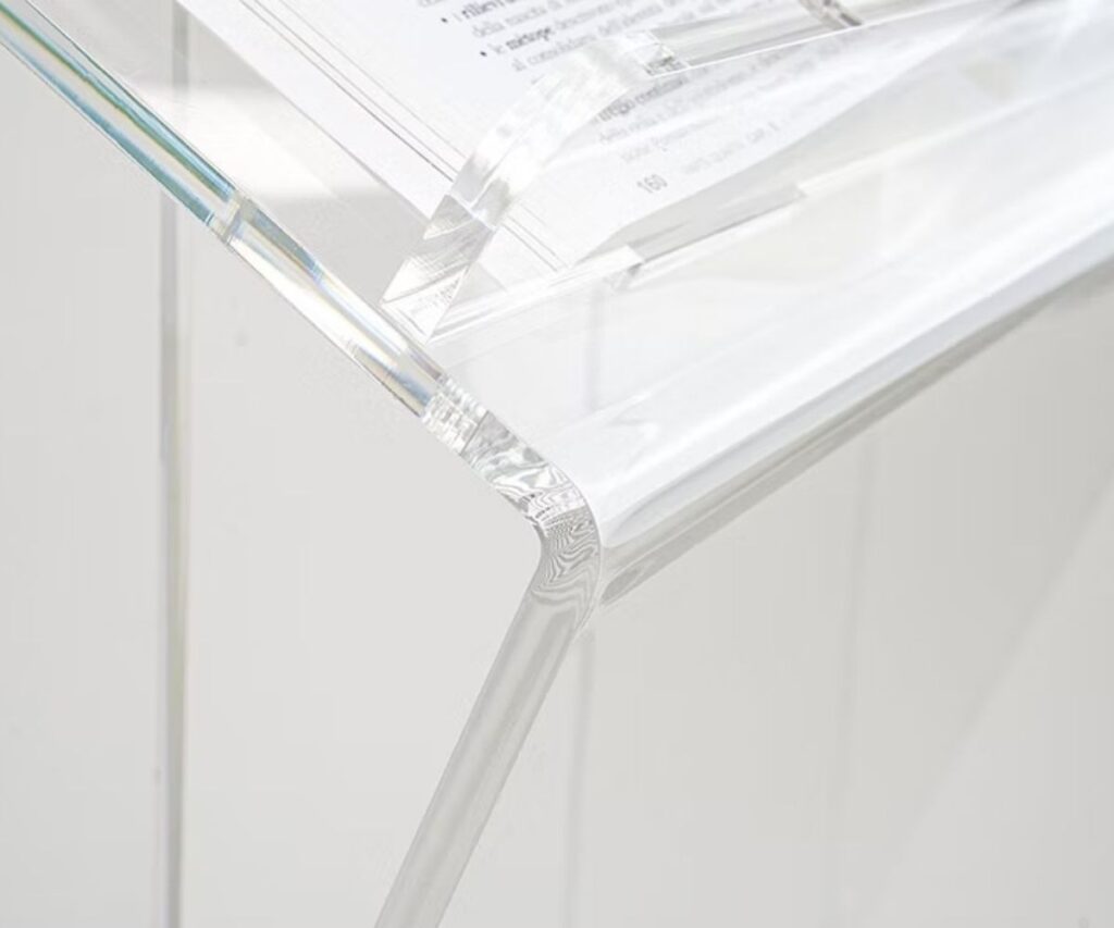 dettaglio oggetto in plexiglass