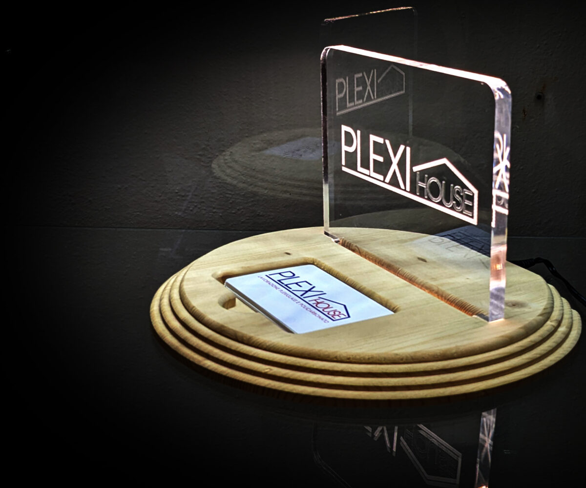 targa con incisione su plexiglass