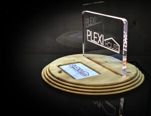Anteprima targa con incisione su plexiglass