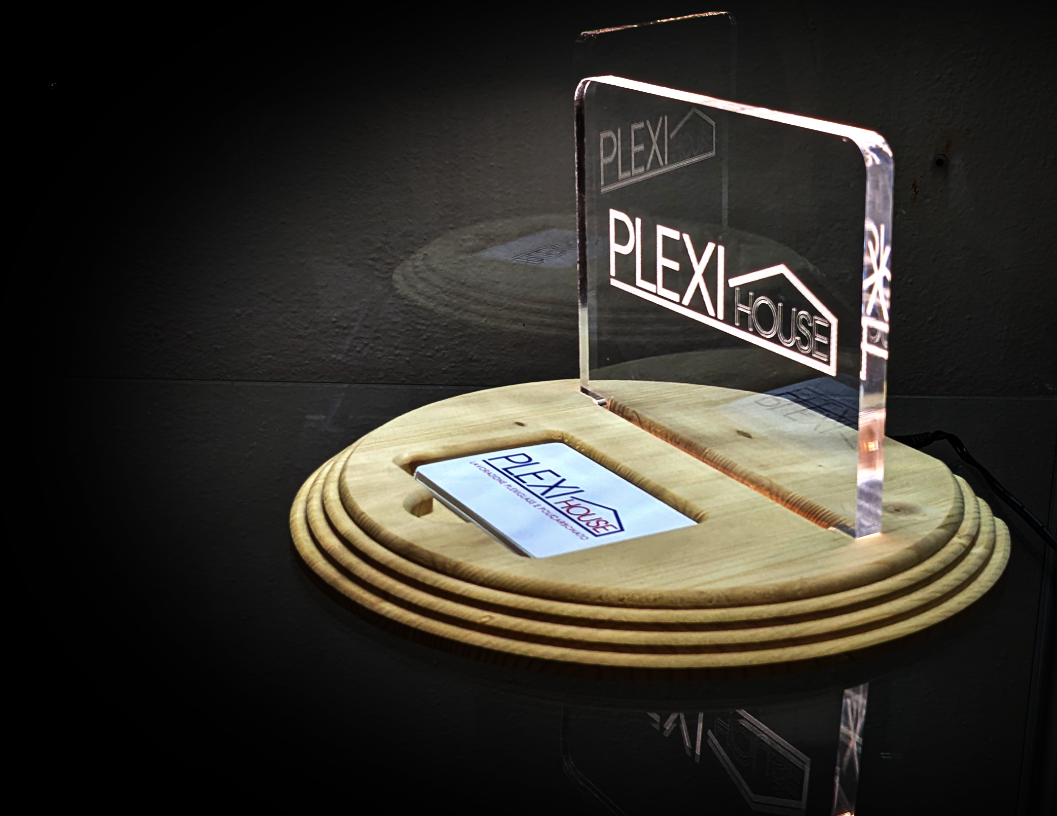 targa con incisione su plexiglass