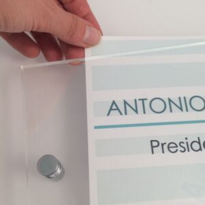 Anteprima inserimento foglio nelle cornici a scatto su misura in plexiglass